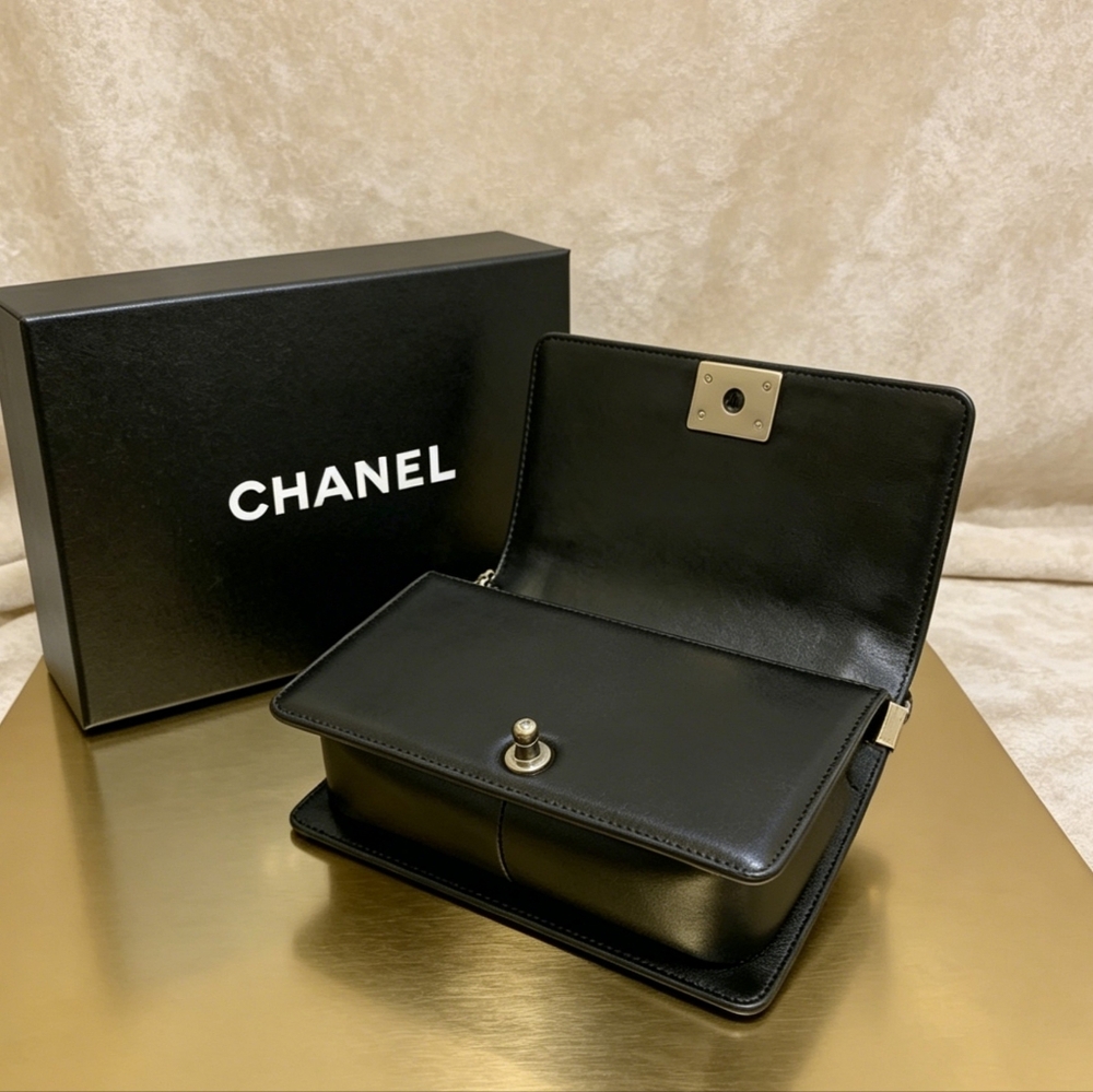 Chanel Boy Medium in Quilted Lambskin - Picture 6 of 6